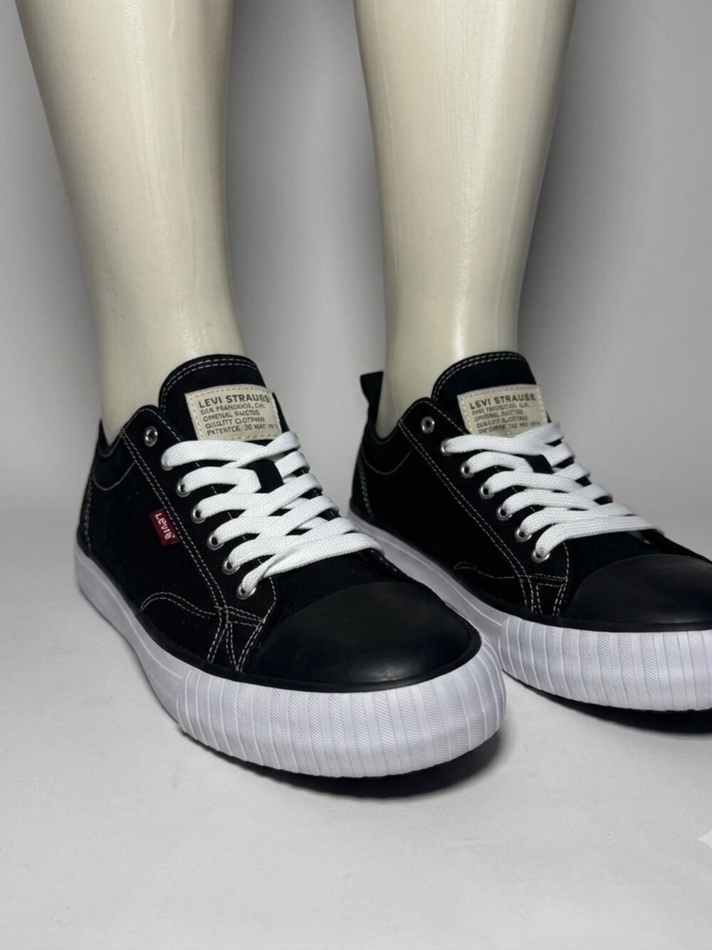 Levi's Men's Anikin Canvas Sneakers Men's Size 9 US Low-Top Black Lace Up Shoes